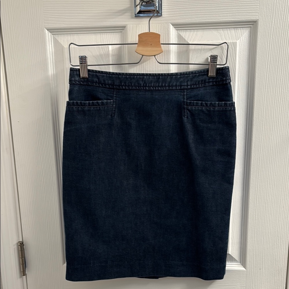 Women's HALOGEN Classic Dark Denim Skirt- Size 4 - Sassy!